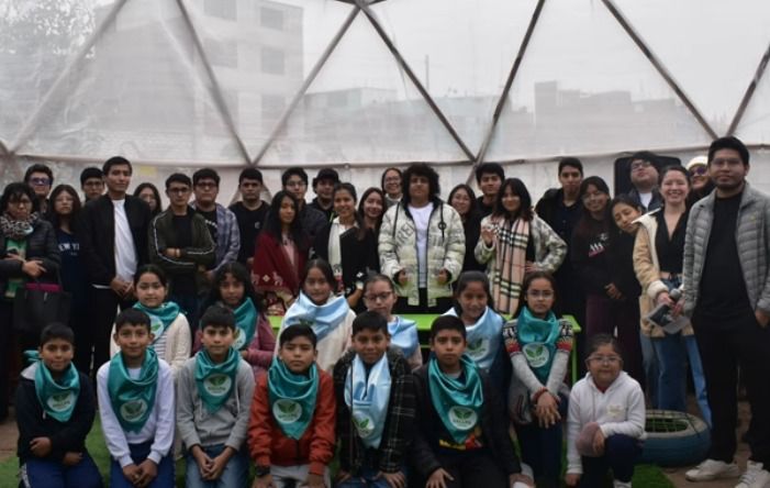 Estudiantes y docentes reunidos dentro del domo de Santa Anita