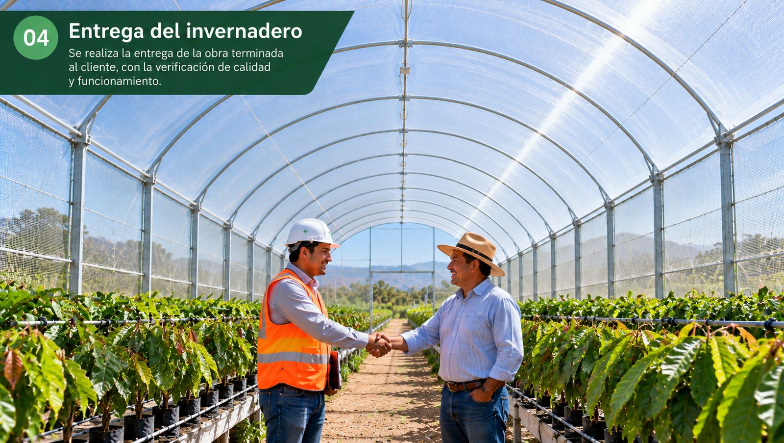 Ingeniero entregando el invernadero terminado al productor
