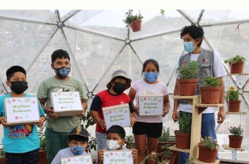 Niñas y niños con sus plantas en un taller de Domos para Educar en Ate